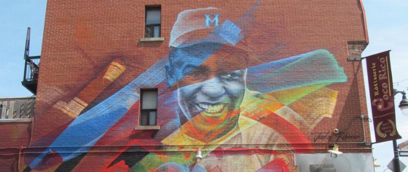 Fresque murale moderne au Québec représentant des scènes ou personnages emblématiques des classiques littérature québécoise